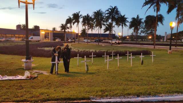 Cruzes na frente da prefeitura lembram 17 mortos pela covid em Dourados