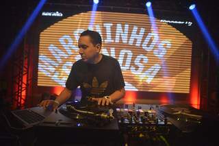 O DJ Marquinhos Espinosa tocando. (Foto: Arquivo pessoal)