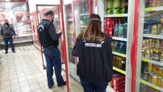 Fiscais averiguam produtos em supermercado de Campo Grande (Foto: Divulgação/Proncon)