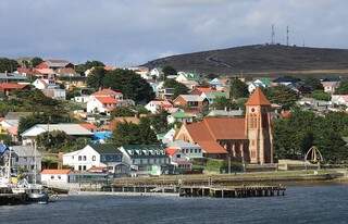 Stanley, capital das Ilhas Malvinas, ou Falkland Islands, um arquipélago no Atlântico Sul, teve 13 casos de coronavírus e todos os 13 recuperados (Foto: Divulgação)