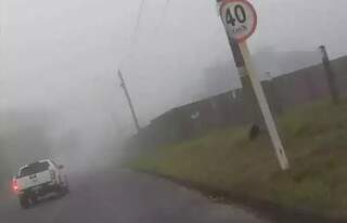 Dia amanheceu com forte neblina em Ponta Porã (Foto: Direto das Ruas)
