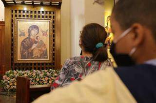Fiéis fazem orações olhando para imagem de Nossa Senhora do Pérpetuo Socorro. (Foto: Kisie Ainoã)