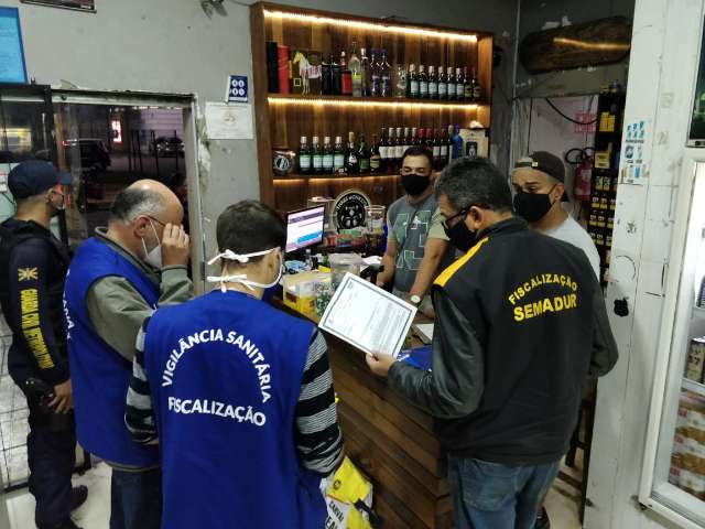 Primeiro dia de toque de recolher ampliado encontra 14 com&eacute;rcios abertos