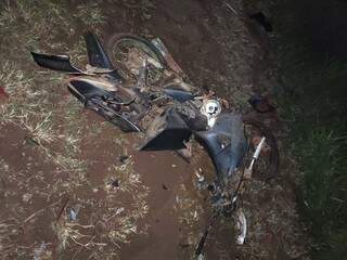 Motocicleta em que estavam os irmãos ficou bastante danificada após o choque (Foto: Divulgação)