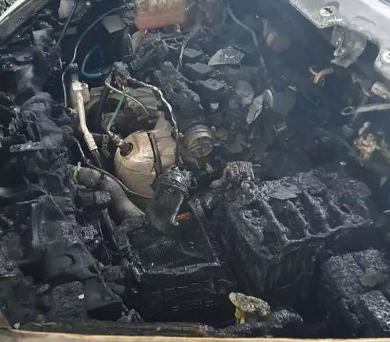 Carro pega fogo dentro de garagem e suspeita &eacute; de inc&ecirc;ndio criminoso 