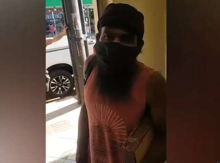 Vídeo de morador de rua barrado em restaurante chocou leitores