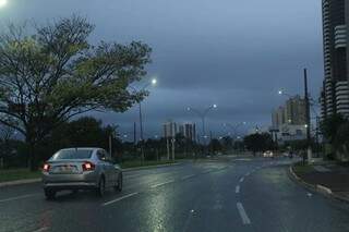 Tempo fechado e escuro na região do Shopping Campo Grande. A Capital registrou 14,2 graus neste sábado (Foto: Kisie Ainoã)