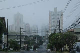 Nevoeiro encobre o céu de Campo Grande e anuncia queda de temperatura (Foto: Kisie Aionã) 