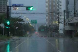 S&aacute;bado come&ccedil;a debaixo de chuva, que n&atilde;o d&aacute; tr&eacute;gua ao campo-grandense