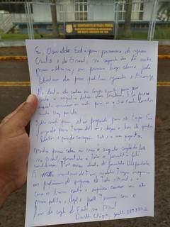Carta foi publicada no Twitter do jornalista e mostra sede da PF ao fundo (Foto: Divulgação)