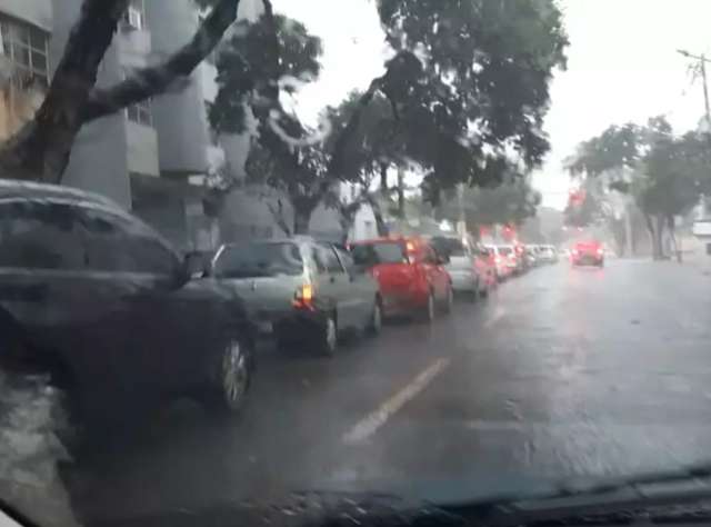 Alta nas suspeitas de covid cria fila enorme de carros em drive thru 