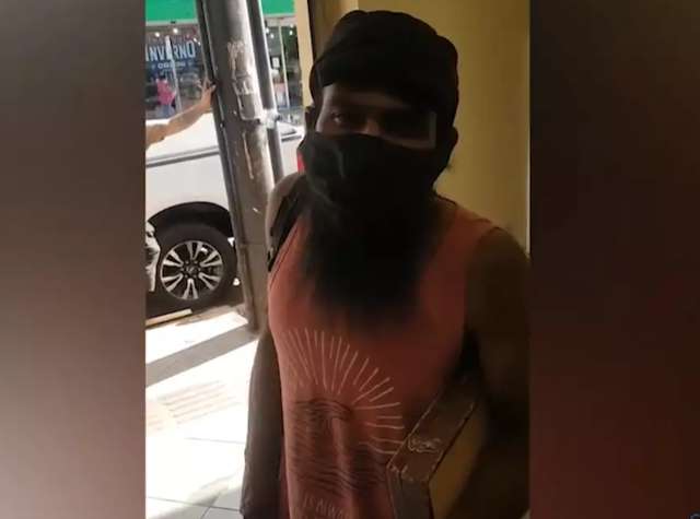 V&iacute;deo de morador de rua barrado em restaurante chocou leitores