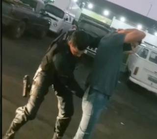 Policial estava com uma pistola Glock (Foto: Reprodução Vídeo)