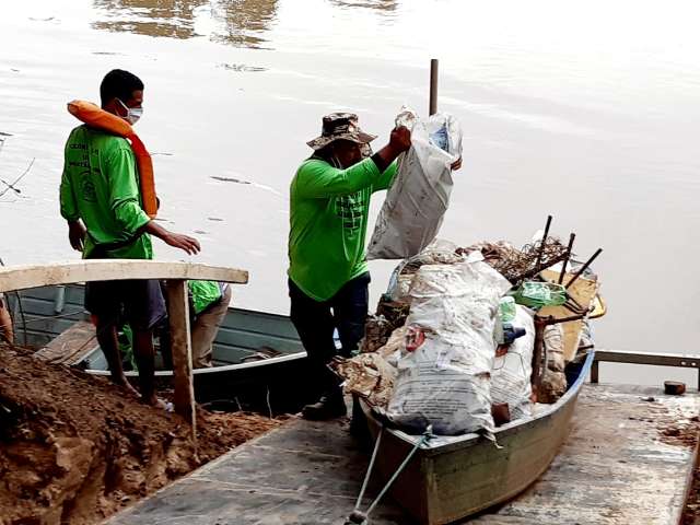 A&ccedil;&atilde;o da PMA e comunidade retira 5 barcos cheios de lixo do rio Aquidauana