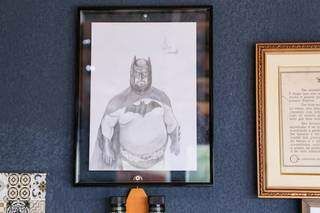 Desenho da Batman de aluno virou moldura no cantinho de Rogério. (Foto: Kísie Ainoã)