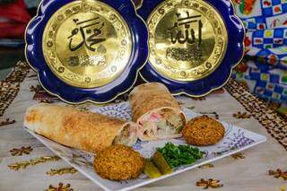 Lanche falafel, feito com pão árabe e com bolinhos à base de grão-de-bico. (Foto: Kísie Ainoã)