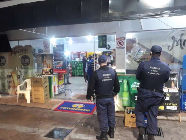Na madrugada, Guarda encontra &ldquo;fervo&rdquo; em casa e mais de 100 pessoas na rua