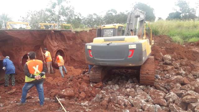 Chuva amplia eros&atilde;o e cratera acaba interditando trecho de rodovia em MS