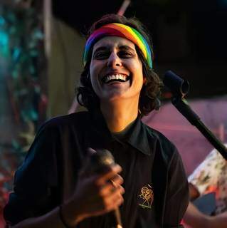 A cantora lésbica Beca Rodrigues é uma das apresentações do sarau.
