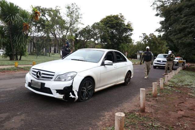 Estudante &eacute; preso ap&oacute;s abusar da velocidade e invadir canteiro com Mercedes