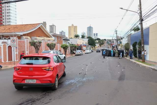 Ap&oacute;s colis&atilde;o, caminhonete tomba, bate em dois carros e &eacute; arrastada por 18 metros