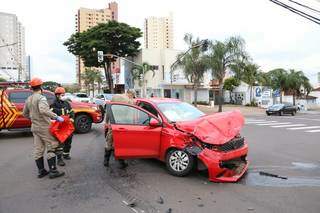 Ap&oacute;s colis&atilde;o, caminhonete tomba, bate em dois carros e &eacute; arrastada por 18 metros