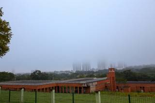 Em Campo Grande, dia amanheceu com névoa (Foto: Paulo Francis)