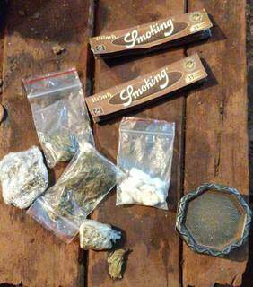Pequenas quantias de maconha e cocaína foram encontradas durante o toque de recolher (Foto: Divulgação/GCM)