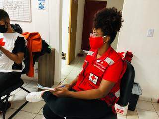 Joelma, coordenadora da Cruz Vermelha, explicando os procedimentos antes de sairmos (Foto: Lucas Mamédio)