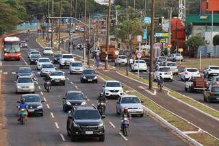 Trânsito na Avenida Costa e Silva, em Campo Grande (Foto: Henrique Kawaminami/Arquivo)