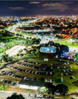 Imagem aérea da primeira noite de Autocine, na UFMS. (Foto: Ovo Filmes)
