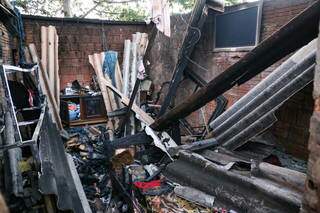 O quarto da família ficou destruído pelas chamas (Foto: Paulo Francis)