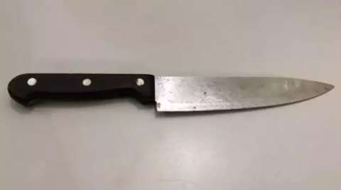 Mulher mata homem com faca de 30 cm após flagrar cena de assédio à mãe