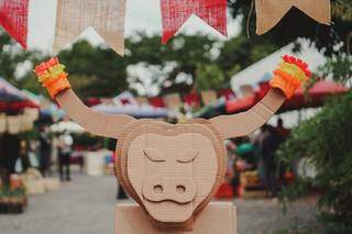 Boi feito de papelão foi usado como decoração na feira de San Juan. (Foto: Hannah de Moliner)