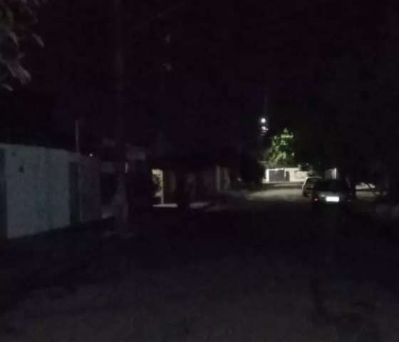 Morador reclama de demora no reparo de ilumina&ccedil;&atilde;o p&uacute;blica em bairro da Capital