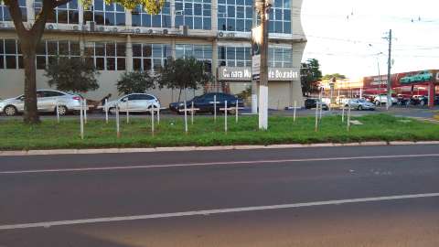 Depois da prefeitura, cruzes são colocadas em frente à Câmara de Vereadores