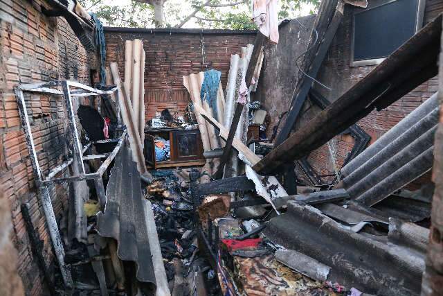 A uma semana para sair de favela, Giovana v&ecirc; inc&ecirc;ndio atrasar sonho