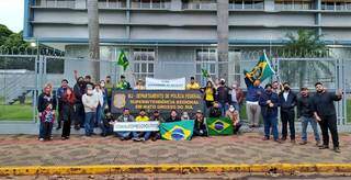 Grupo protesta em frente à da PF em Campo Grande, onde está Oswaldo Eustáquio. (Foto: Reprodução das redes sociais)