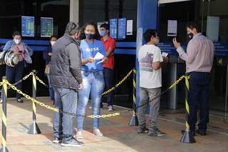 Na agência do Tijuca, cerca de 30 pessoas aguardavam atendimento (Foto: Kisie Ainoã)