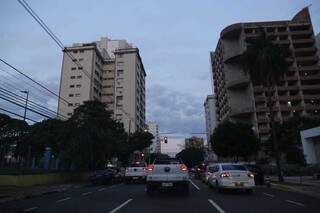 Dia amanhecendo com céu nublado na região central da capital sul-mato-grossense (Foto: Kisie Aionã) 