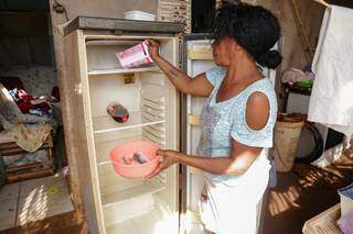 Eliane Conceição mostra sua geladeria vazia (Foto: Kisie Ainoã)