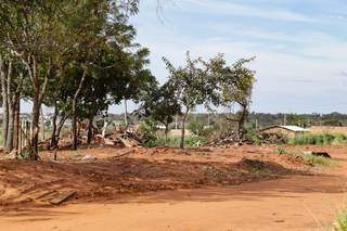 Terreno onde moradores foram despejados na semana passada (Foto: Kisie Ainoã)