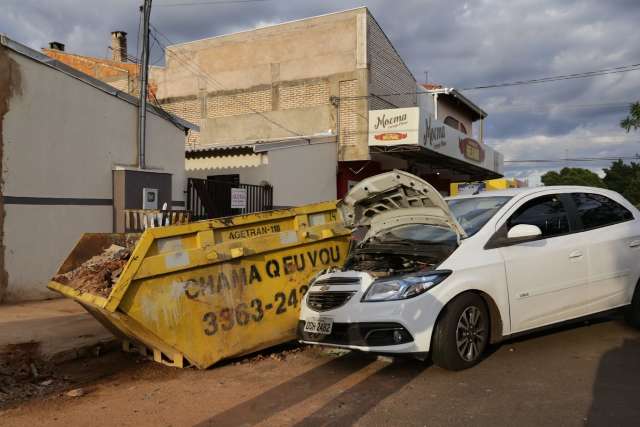 Motorista tenta mudar de faixa, perde controle de carro e bate em caçamba