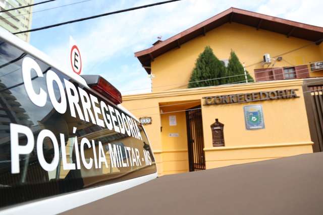 Oficial da PM flagrado em festa durante o expediente vai continuar em pres&iacute;dio 
