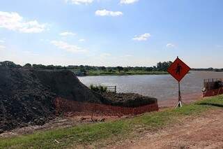 Erosão provocou desabamento de estrutura de dique (Foto: Porto Murtinho Notícias)