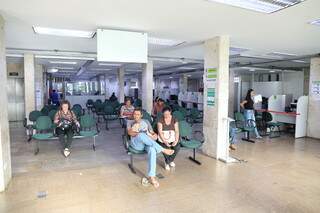 Candidatos aguardando atendimento na Funtrab. (Foto: Paulo Francis)