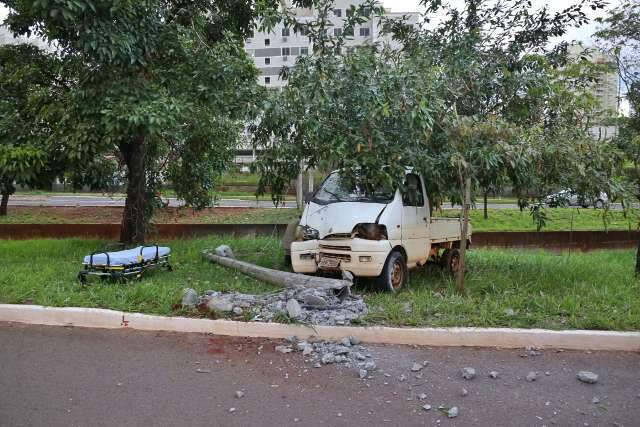 Motorista perde controle de camionete e derruba poste em canteiro 