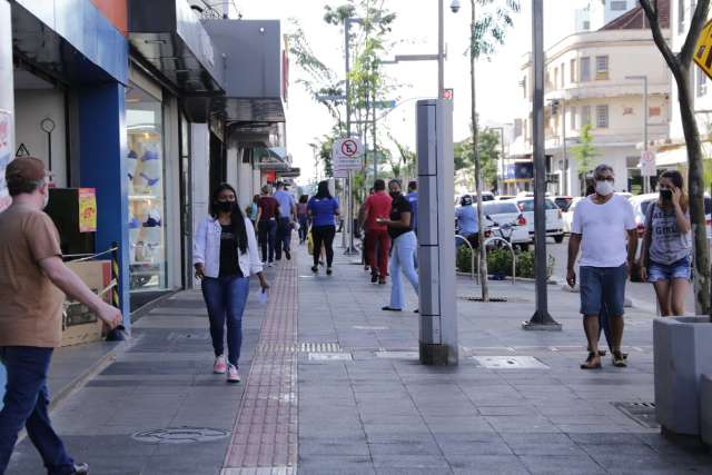 Em tr&ecirc;s meses, isolamento social afrouxou e casos da covid explodiram em MS