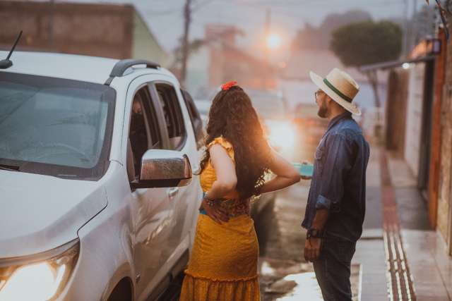 Casal faz chá bar em drive-thru e entrega festa junina aos convidadaos