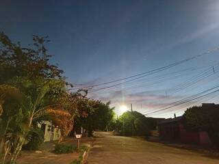 Sol nascendo na Mata do Jacinto, bairro localizado na saída para Cuiabá (Foto: Kisie Aionã)